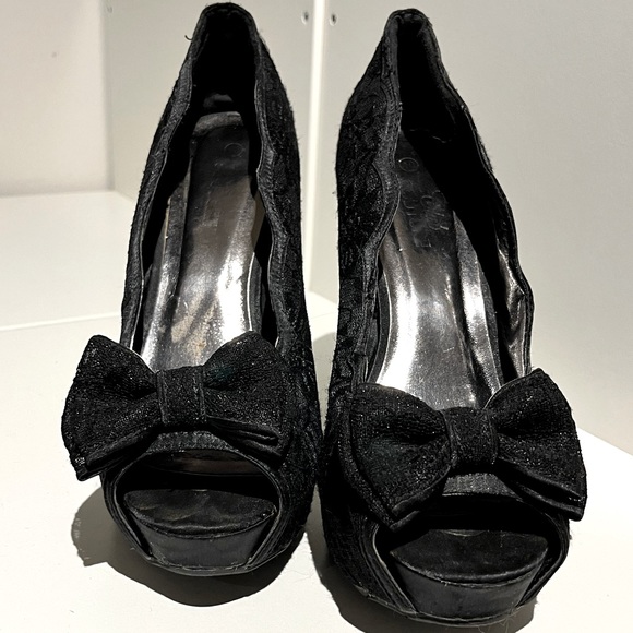 Scalloped edged bow peep toe black lace heels - Picture 2 of 3